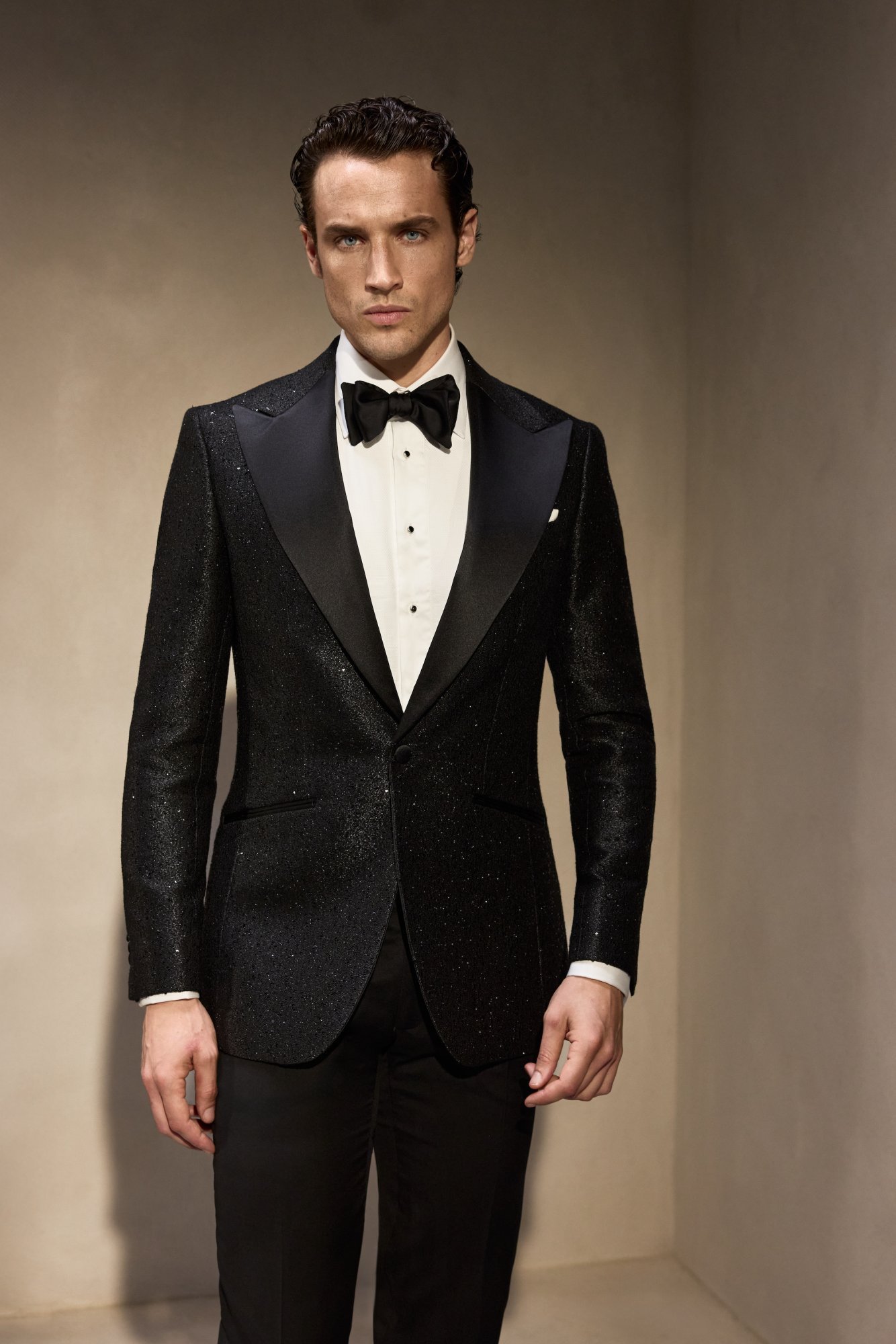 Smoking de mire din jacquard negru cu rever din satin și papion
