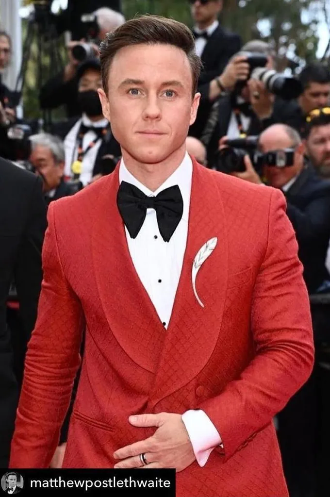 SMOKING ROSU LA DOUA RANDURI DE NASTURI