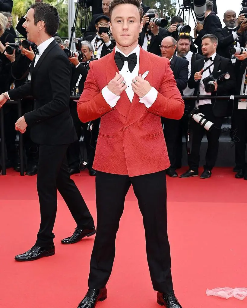 SMOKING ROSU LA DOUA RANDURI DE NASTURI