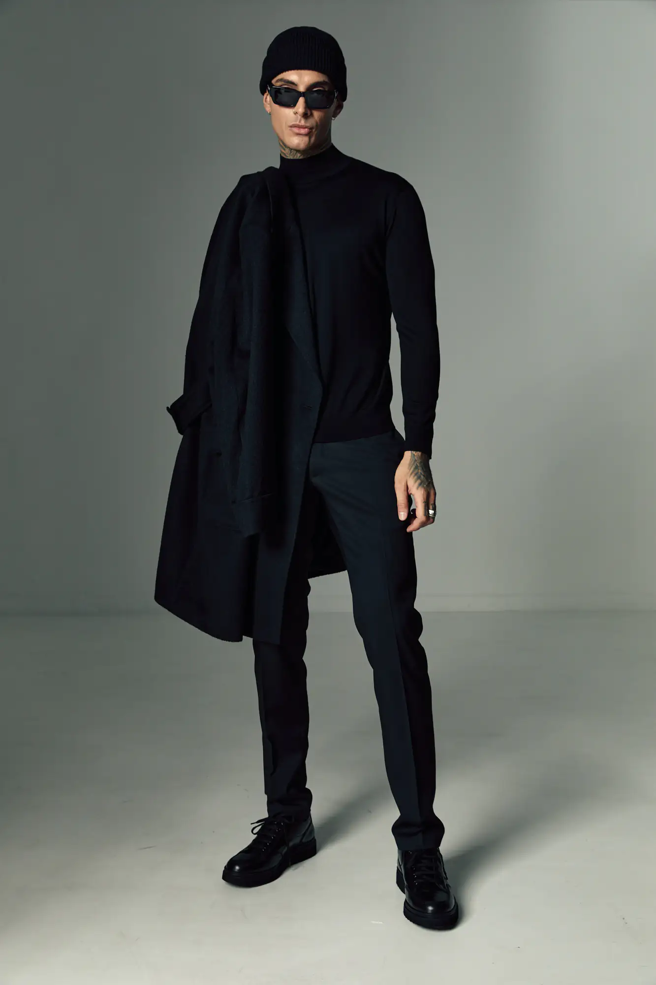 PALTON NEGRU DIN PAR DE CAMILA - imagine 3